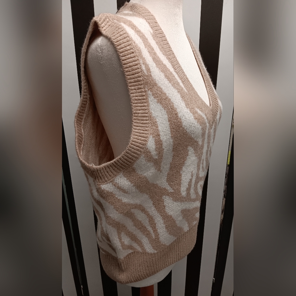 NWT sweater vest - Picture 8 of 9